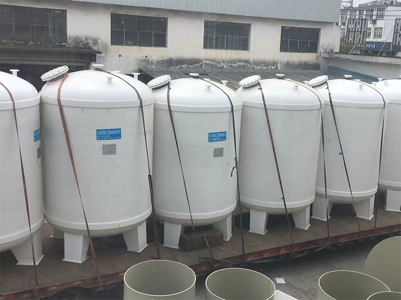 發往河南平頂山的PP真空計量罐出貨中